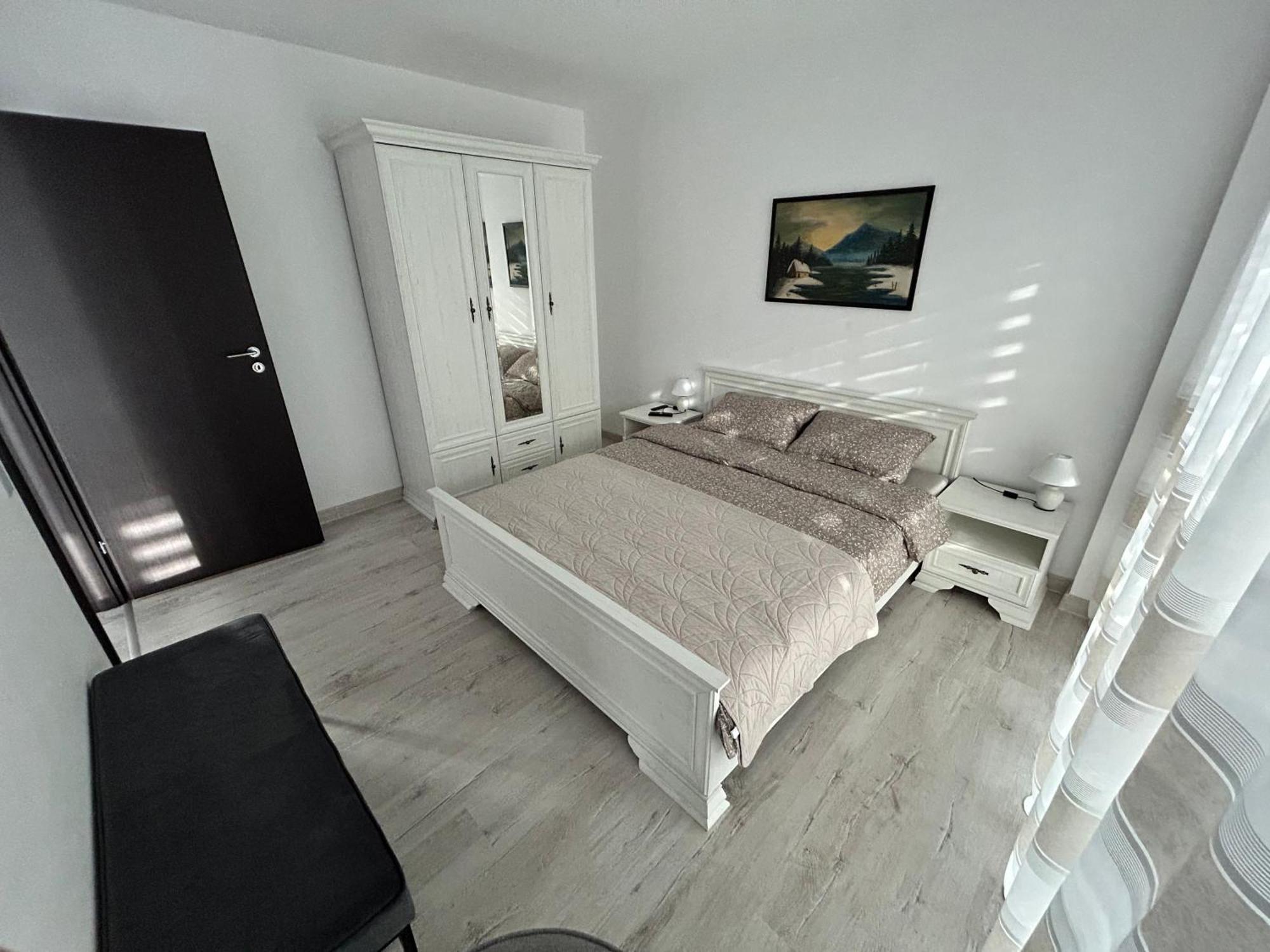 1 Mai - Luxury Park Apartments - Self Check-In - Private Parking - 2 Craiova Exterior foto